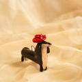 Detail van een teckel hanger met rode cowboyhoed op beige zijden achtergrond - Hond Met Rode Hoed Hanger