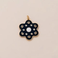 Détail du pendentif fleur en émail noir avec placage or et zircons brillants - Fleur Bleu Foncé