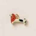 Detail van een handgemaakte keramieken hondenhanger met rode sjaal en gouden metalen ring - Hond Met Rode Sjaal Hanger