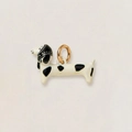 Macro-opname van de emaille teckelhanger met zwarte stippen en een gouden metalen ring - Hond Met Halstissue Hanger