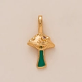 Detail van de paddenstoel hanger met goudtextuur, roze edelsteen en groen emaille - Groene Wortel Paddenstoel