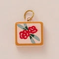 Élégant pendentif floral carré en acier inoxydable avec fleurs rouges et fini plaqué or 18K - No. 2 Fleur Rouge Carrée