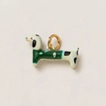 Artistieke teckel hanger in groen en crème emaille met een gouden metalen ring - Geklede Hond Hanger