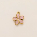 Detalle de un colgante de flor de cerezo chapado en oro 18K con esmalte rosa - Rosa Floral