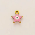 Detalle de colgante de estrella de esmalte rosa con ojo turco y baño de oro 18k - Estrella Ojo