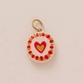 Détail d'un pendentif rond cœur avec des pois rouge et jaune et crochet en bronze - No. 8 Cœur Rouge Rond