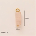 Roze kwarts rechthoekige hanger met gouden plating en natuursteen texturen - Roze Rechthoekige Steen (18)