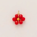 Vista detallada del colgante de flor roja hecho a mano con cuentas y alambre de oro de 18k - Flor Roja