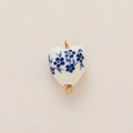 Detalle del colgante de porcelana azul y blanca en forma de corazón con toques dorados - Corazón de Cerámica