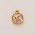 Detalle macro del colgante de oro 18K rosa fresa con emblema de luna y efecto de mármol - Luna Rosa