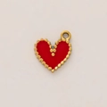 Primer plano de un dije de corazón rojo con borde dorado para creación de joyería DIY - Corazón De Ola Roja