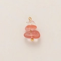 Vista macro de colgante de piedra rosa de tres capas con baño de oro para joyería - Tres Joyas Marinas