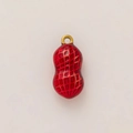 Detalle macro de colgante de cacahuete rojo con textura de rejilla y aro dorado 18K - Cacahuete Rojo
