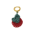 Détail du pendentif pomme tissé main avec cordons rouge et vert et fermoir en métal doré - Forme de Tomate en Tricot