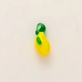 Detalle de dije de cristal en forma de limón amarillo con hoja verde y aro para colgar - Limón