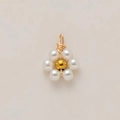 Detalle macro de un colgante de flor de estrella de mar de oro de 18K con perlas para joyas - Flor de Perlas