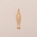 Detalle del colgante de pez bañado en oro 14K con resina marmolada y acabados metálicos - Colgante de Pez Blanco