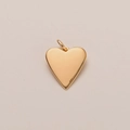 Vista detallada de un colgante de corazón bañado en oro de 14K con acabado espejo brillante - Colgante Corazón Pulido