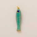 Visvormige hanger met 18K gouden plating, groen emaille en blauwkleurig stenen oog - Blauwe Vishanger