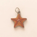Dettaglio macro del ciondolo a stella marina arancione con finitura glitterata e metallo - Ciondolo Stella Marina Gialla Glitterata
