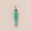 Nahaufnahme von Fisch-Anhänger mit blaugrüner Emaille-Textur und blauer Stein-Einlage - Blau-Grüner Kleiner Fisch