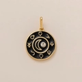 Détail d'un pendentif rond en émail noir avec symboles d'astrologie dorés et un croissant de lune - Pendentif rond zodiaque 22mm