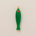 Macro-opname van groene vis hanger met rood oog en 18K goudvergulde ring op neutrale basis - Groene Vis Hanger