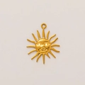 Detailansicht des Sonnengott-Anhängers aus 18K vergoldetem Edelstahl mit Gravur - Lange Sonne
