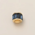 Detalle de abalorio bañado en oro de 18K con cristales rectangulares azules engastados - Colgante de circonita azul