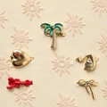 Detail of DIY flip-flop charms featuring coconut tree, swan, and lobster in gold finish - Lobster Swan Heart Coconut Tree Bow Combination Style