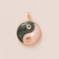 Détail macro du pendentif yin yang doré avec émail vert et rose et pierres zircon - Tai Chi Gris Rose