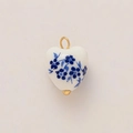 Herzanhänger aus Keramik in Blau-Weiß mit Goldakzenten und Blumenmuster für DIY-Schmuck - Herzmuster