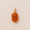 Macro-detail van zeshoekige oranje agaat hanger met 18K vergulde rechthoekige zirkoon inlay - Hexagonale Oranje Jade Textuur Edelsteen Hanger (Rode Edelsteen) / Goud Oranje
