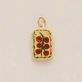 Detailaufnahme eines rechteckigen Keramikanhängers mit Tomatenmuster und goldenem Haken - Quadratischer Kirsch-Anhänger