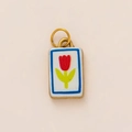Vista macro de colgante de tulipán rectangular con baño de oro 18K y textura esmalte - Flor Roja Cuadrada