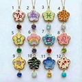 Pendentifs zodiaque fleur plaqués or 18 carats avec gemmes colorées et motifs variés - Pendentif Capricorne