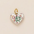 Dettaglio macro di un ciondolo in ceramica a forma di cuore con motivi floreali rossi - N.5 Cuore Fiore