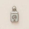 Ciondolo passaporto argento con gemma rosa e globo inciso per gioielli viaggio - Ciondolo Passaporto Argentato