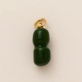 Dettaglio macro di un ciondolo a forma di arachide verde scuro con finitura lucida oro - Ciondolo a Perline Verdi