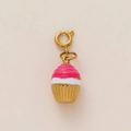 Dettaglio del ciondolo a cupcake in smalto rosa e bianco con finitura placcata oro 18K - Torta