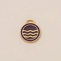 Vista macro de un colgante redondo dorado con esmalte morado y tres ondas - Colgante con Patrón de Ondas Redondas / Púrpura
