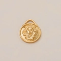 Detalle de un colgante en relieve de cabeza de león bañado en oro 18K para joyas DIY - Colgante con relieve de cabeza de león