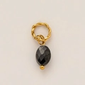 Makro-Detail eines 18K vergoldeten Drehring-Anhängers mit facettiertem schwarzem Edelstein - Nur Anhänger (Ohne Kette) / September Geburtsstein Anhänger