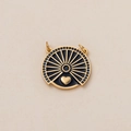 Detalle macro del colgante de ojo sol de tarot en oro 18K con gema azul y esmalte - Colgante de Corazón Redondo (Sin Cadena)