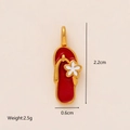 Pendentif tongs rouges plaqué or 18 carats avec fleur blanche et 2,2 cm de haut - Forme de tong
