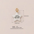 Colgante de estrella de esmalte blanco con ilustración de coche y aro de latón dorado - Colgante con Patrón de Coche
