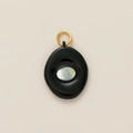 Detalle de un colgante ovalado negro con nácar irisado y gancho de anillo dorado - Colgante de Rombo Verde Oscuro
