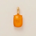 Vista de primer plano de un colgante de cobre chapado en oro con resina naranja - Colgante de Piedra Preciosa Rectangular Naranja