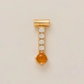 Detalle del colgante en T dorado con cuatro diamantes claros y piedra preciosa naranja - Colgante de Strass Dorado en Forma de T