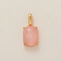 Primer plano detallado de un colgante de gema rosa con engaste de oro y diseño de cuatro garras - Colgante de Piedra Preciosa Rectangular Rosa